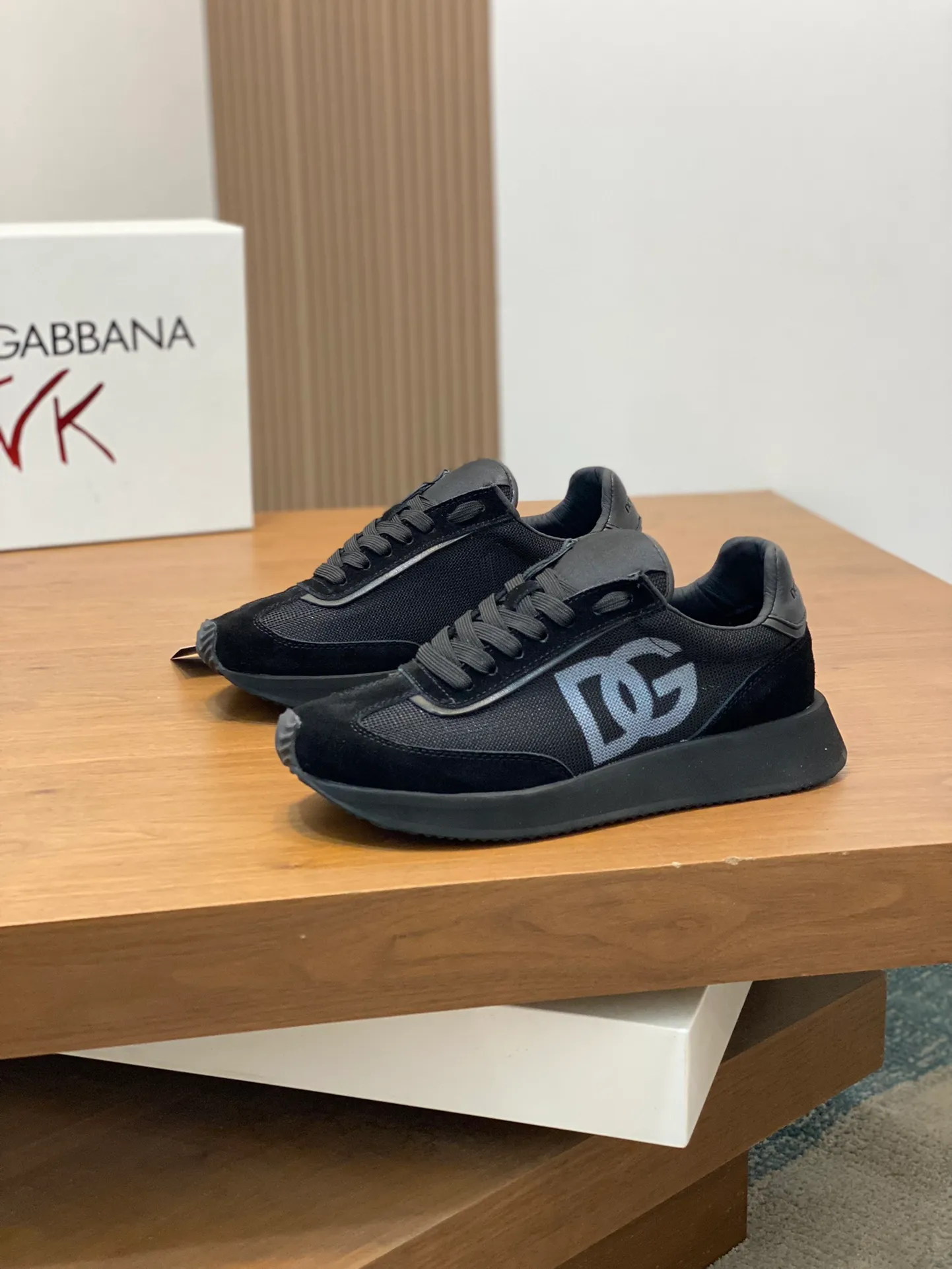 Factory price: 458💰••New products••Dolce&Gabbana••DG✔️High-end men's sports•casual shoes. Original goods from top counters. Original imported cowhide, multi-material splicing design ➕Imported cowhide lining, cowhide feet ➕Original T men's shoes 💰R elastic outsole.  Size: 39-44 (38, 45 customized)